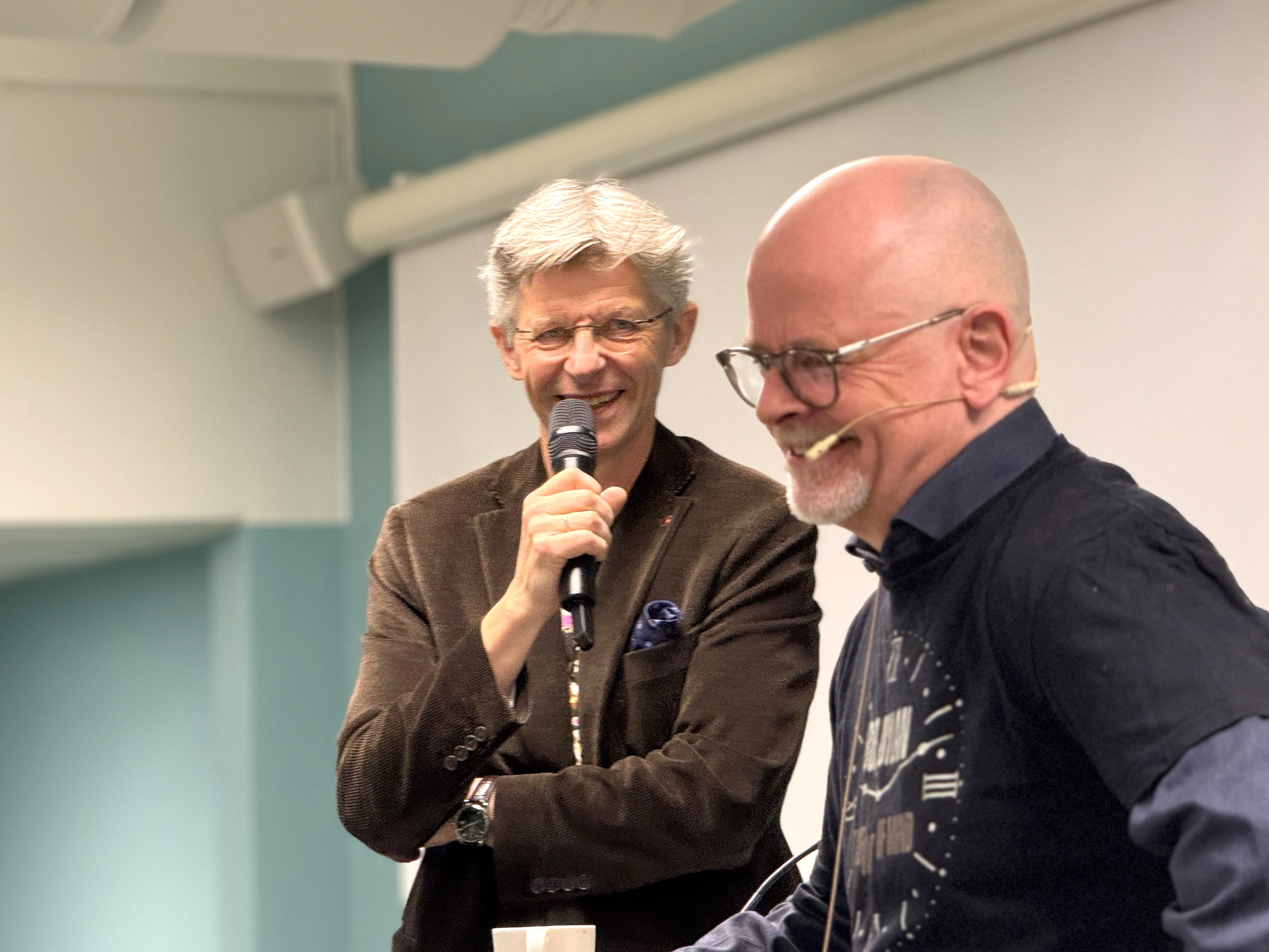 En mann som snakker inn i en mikrofon