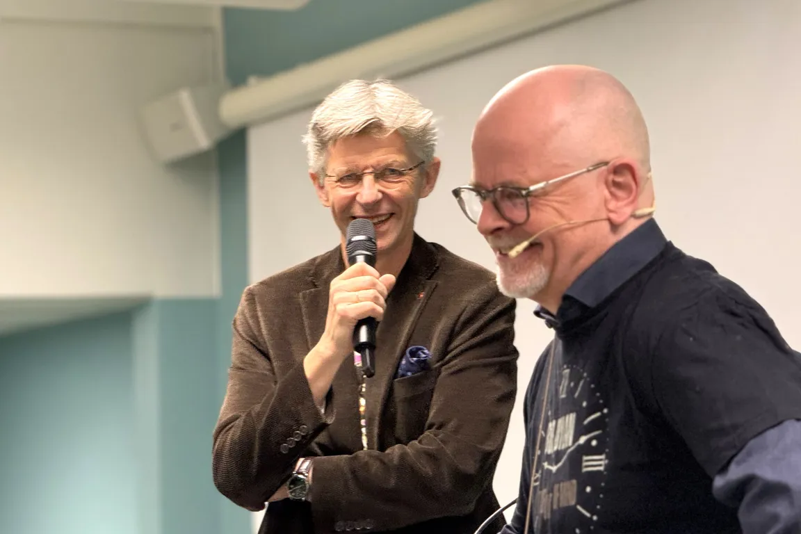 En mann som snakker inn i en mikrofon