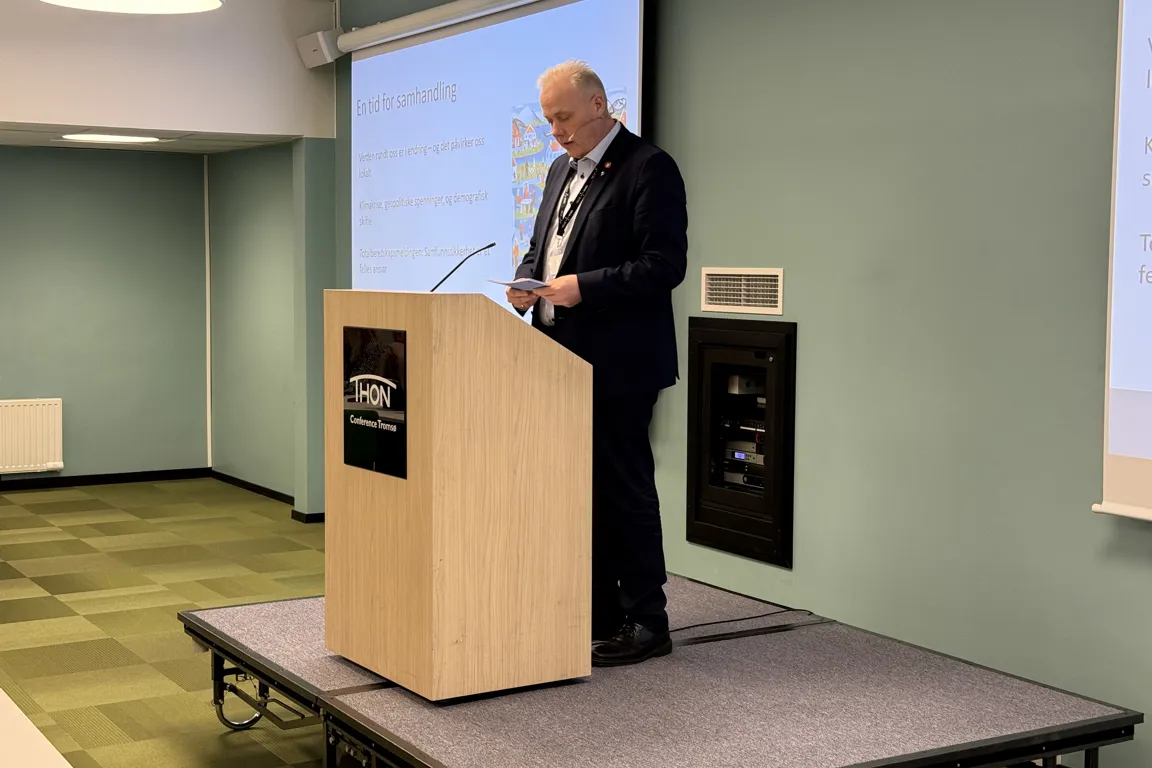 En person som står på et podium