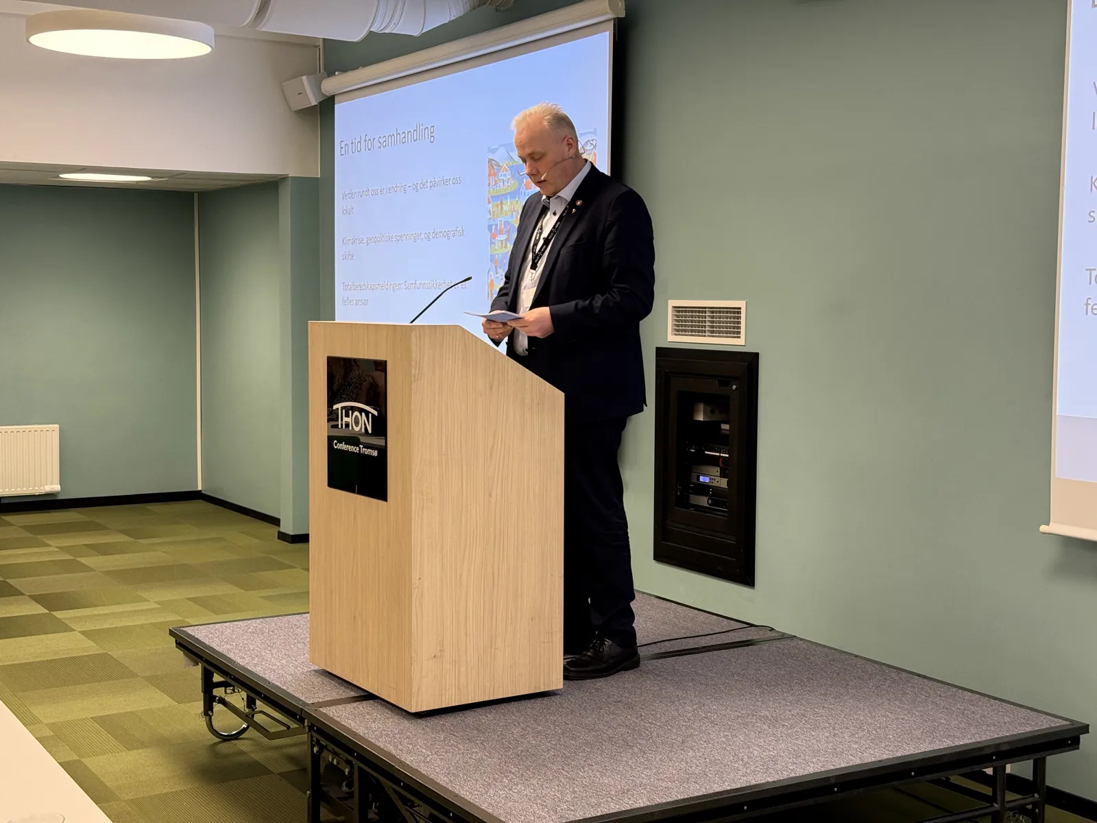 En person som står på et podium