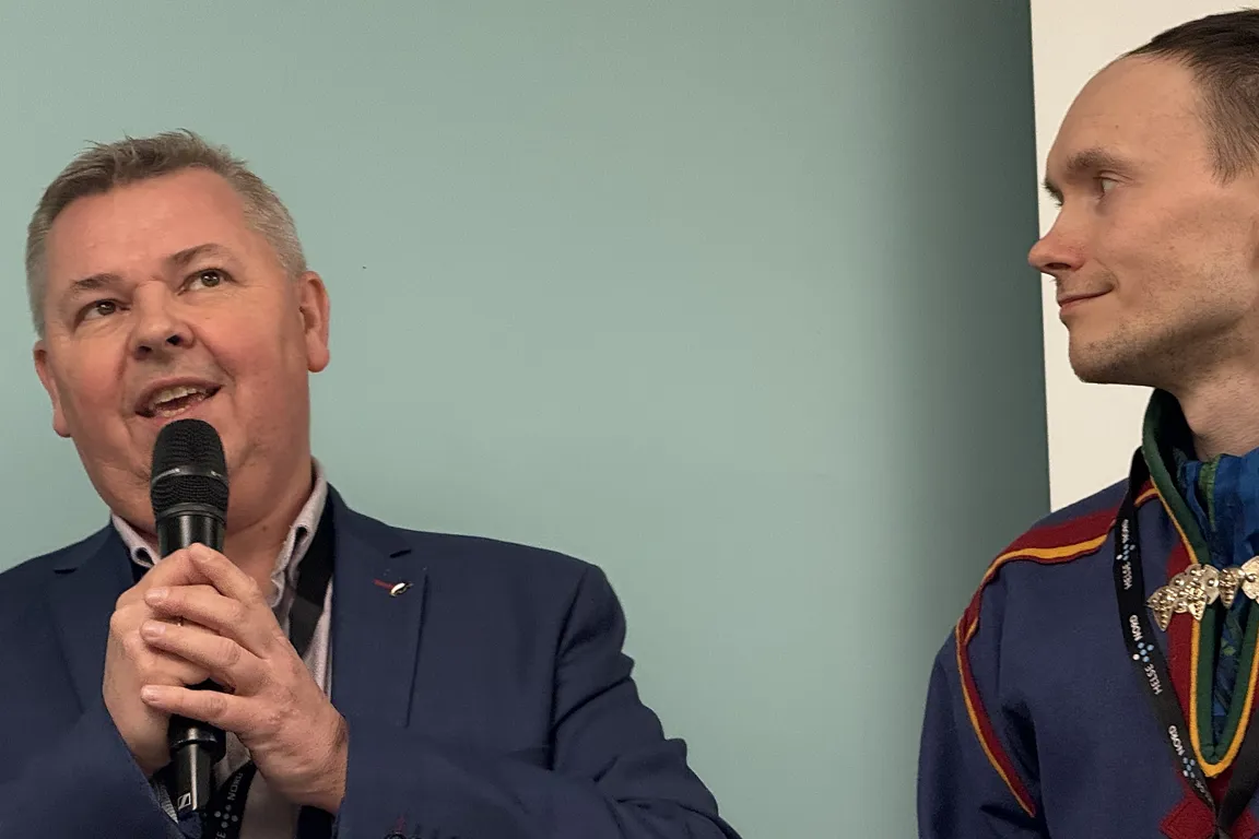 En mann som snakker inn i en mikrofon