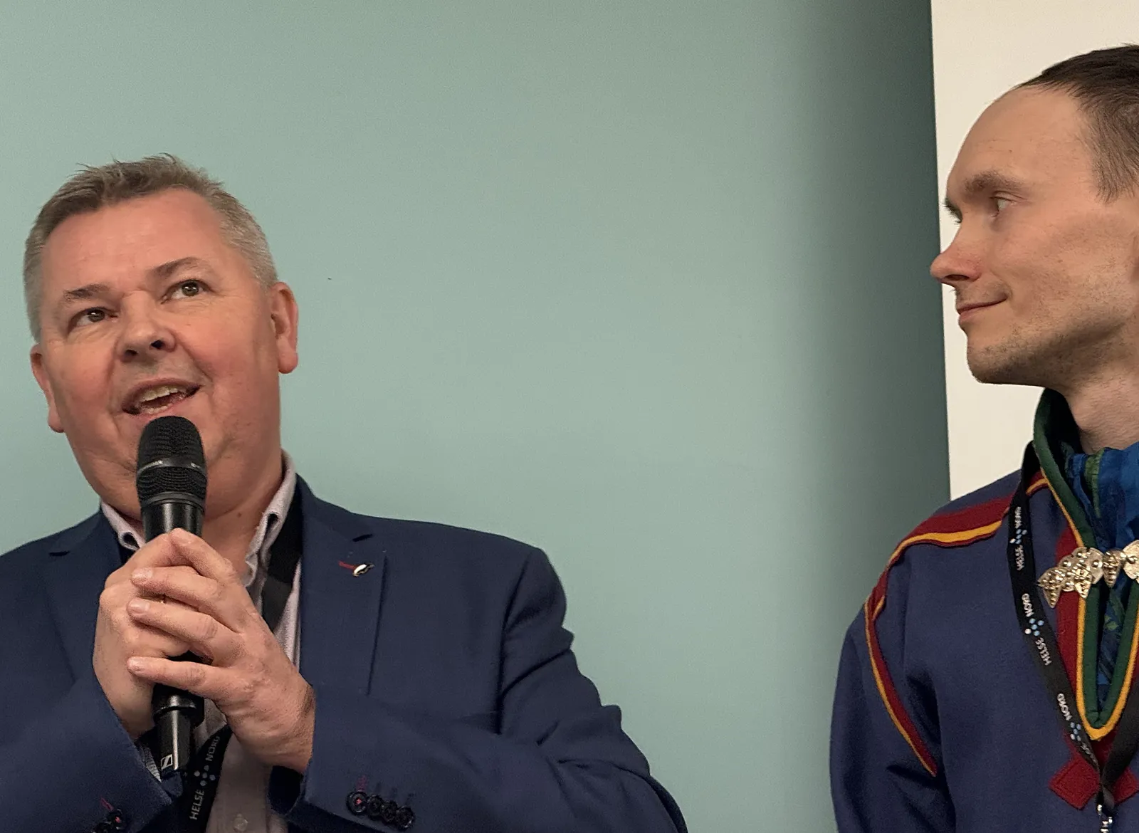 En mann som snakker inn i en mikrofon