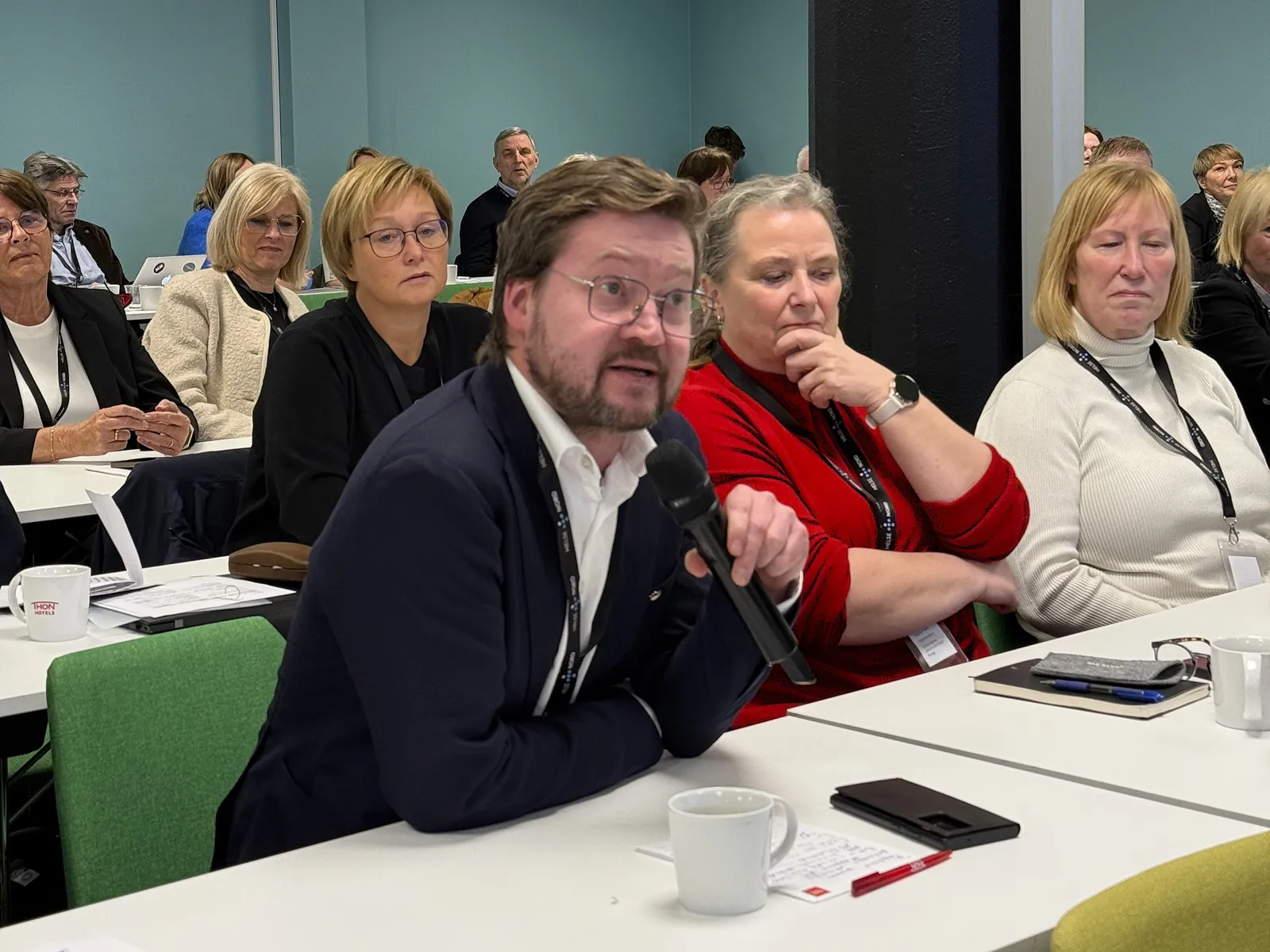 En person som snakker inn i en mikrofon