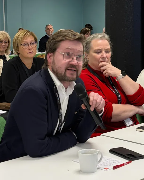 En person som snakker inn i en mikrofon