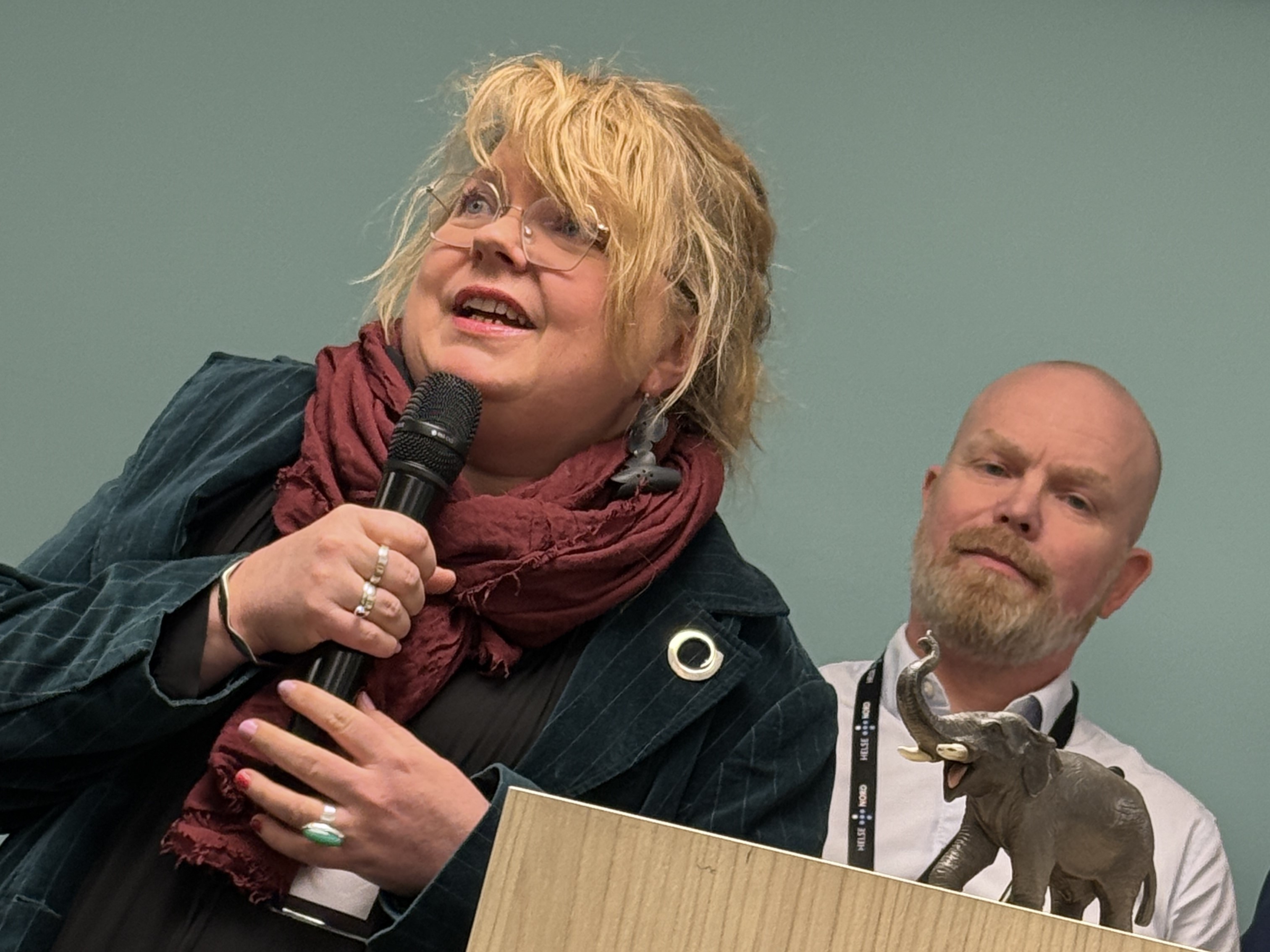 En person som snakker inn i en mikrofon