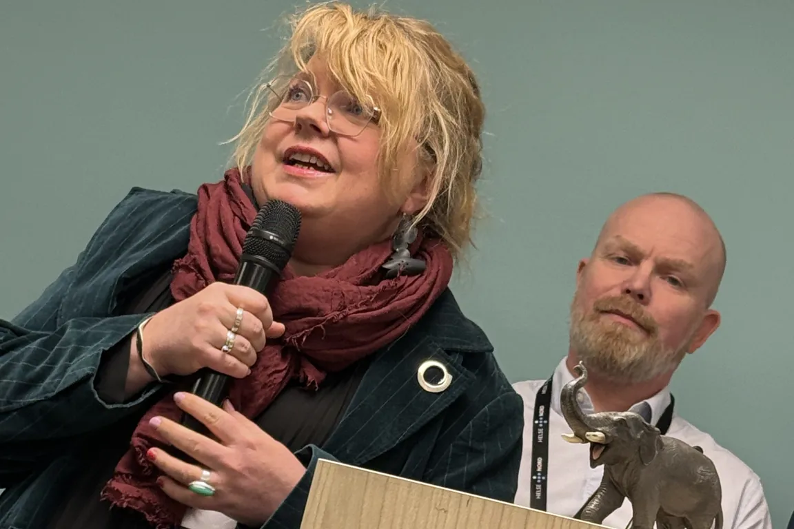 En person som snakker inn i en mikrofon