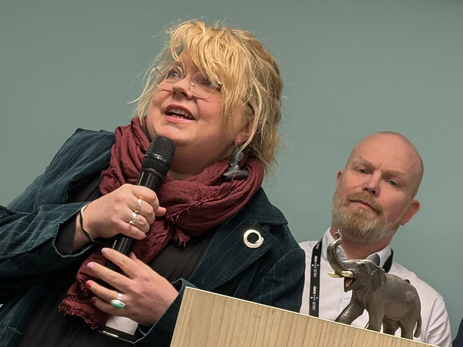 En person som snakker inn i en mikrofon