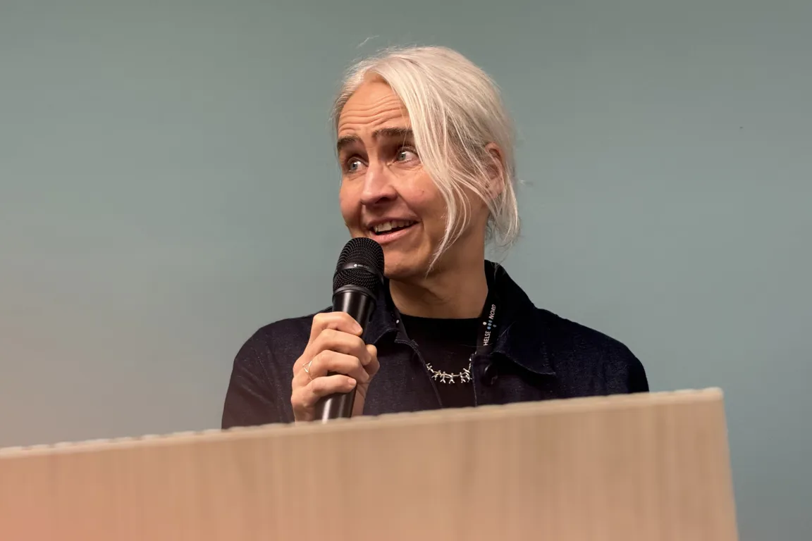 En person som snakker inn i en mikrofon