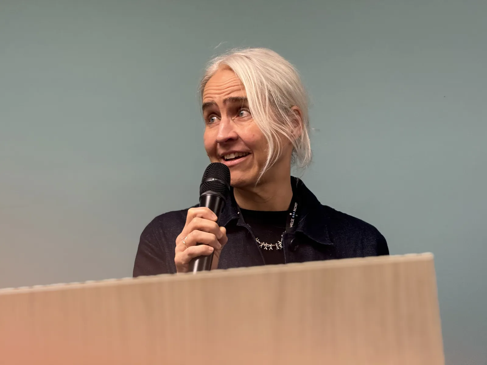 En person som snakker inn i en mikrofon