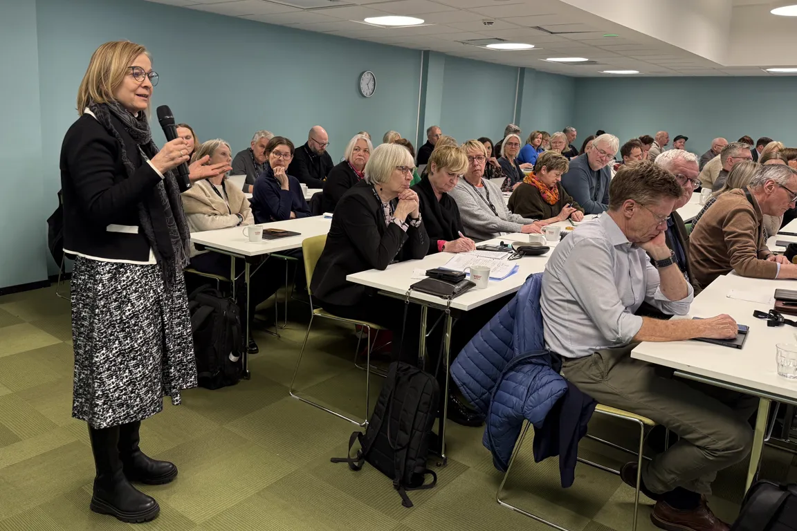 En gruppe mennesker som sitter ved bord