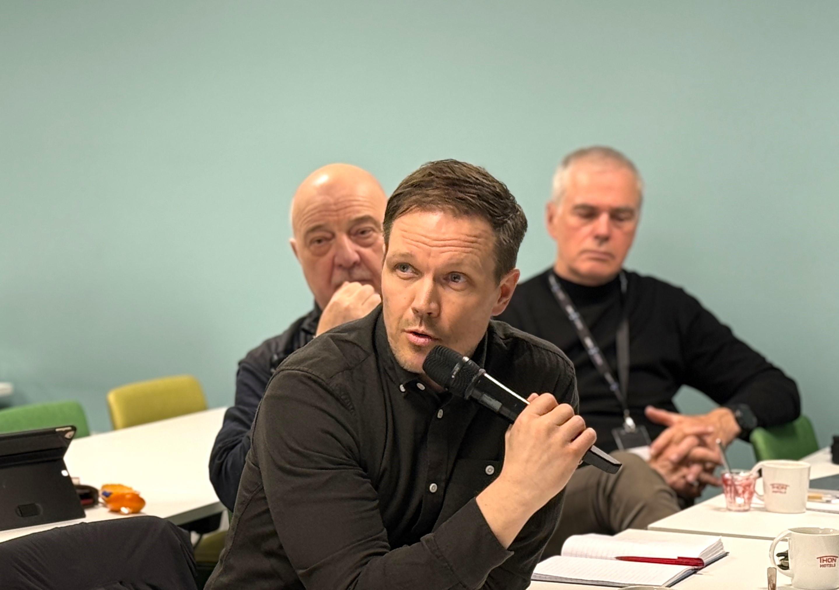 En person som holder en mikrofon