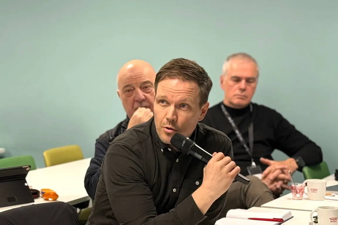 En person som holder en mikrofon