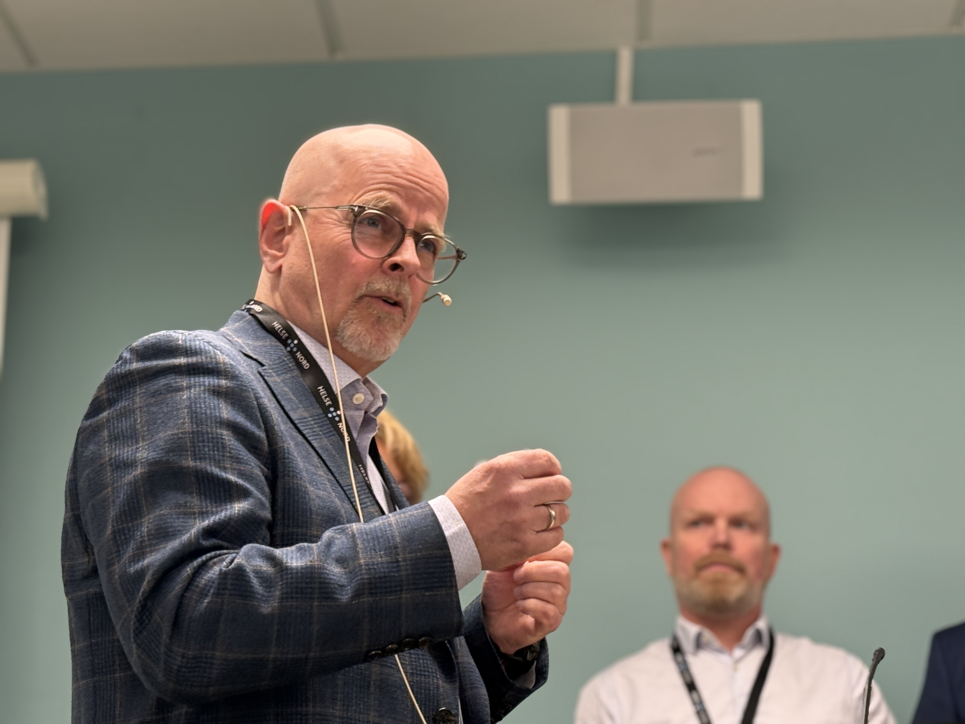 En mann som snakker med en annen mann