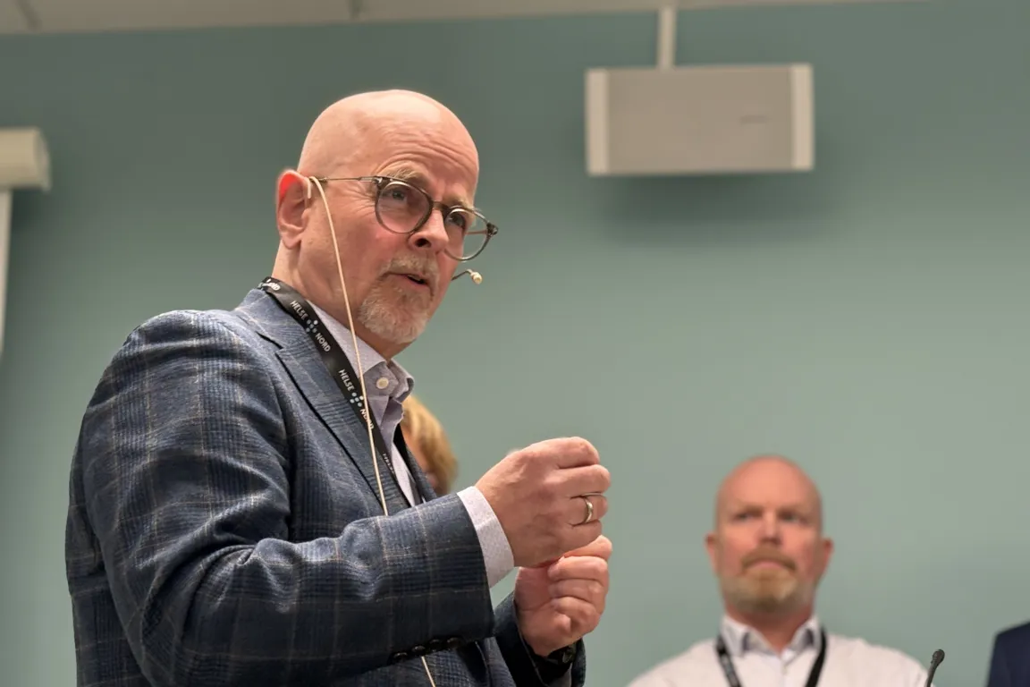 En mann som snakker med en annen mann