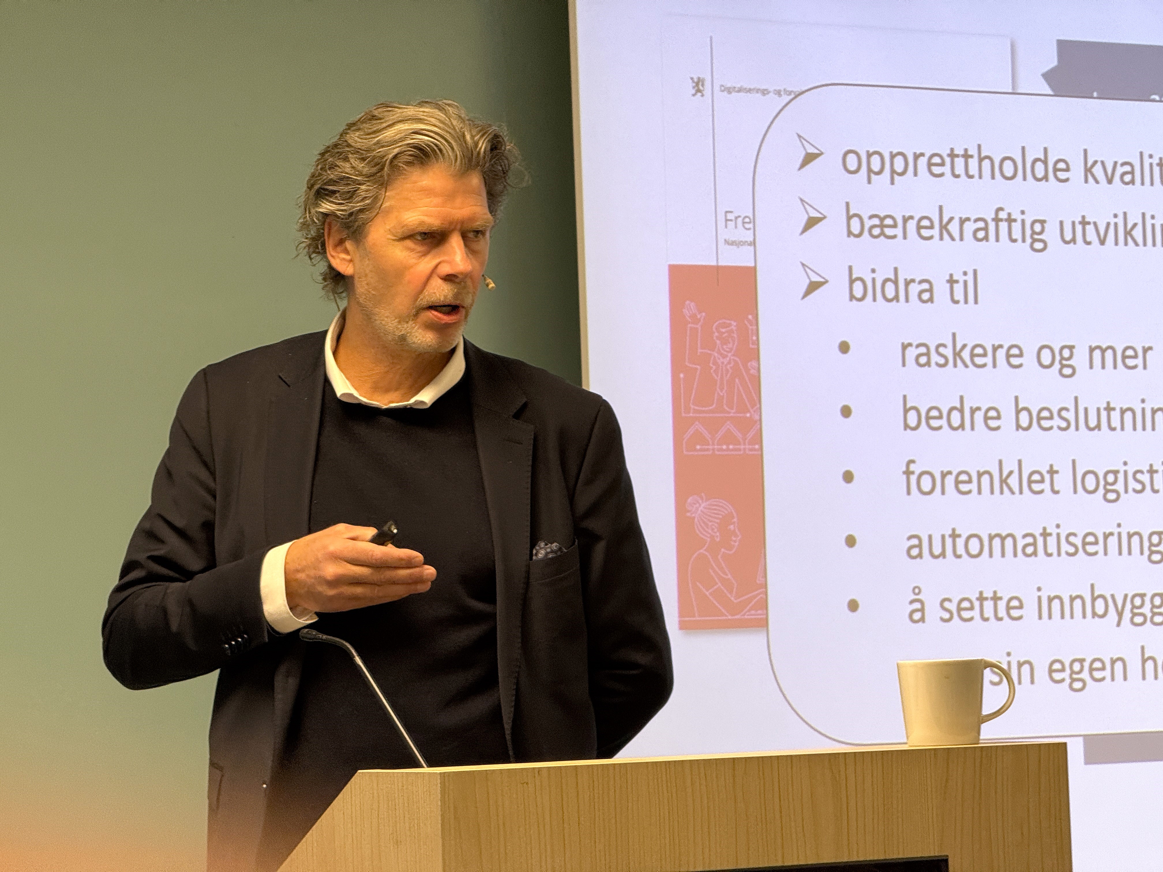 En mann som står på et podium