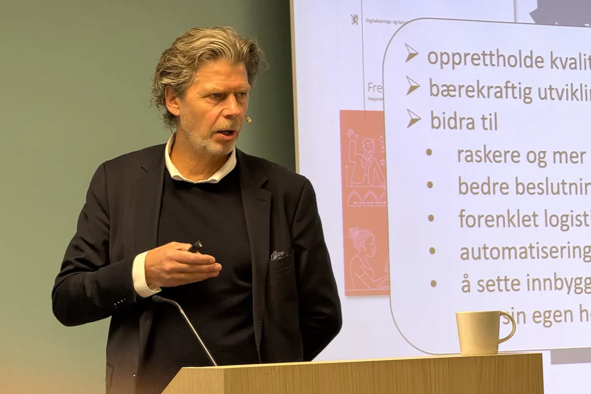 En mann som står på et podium