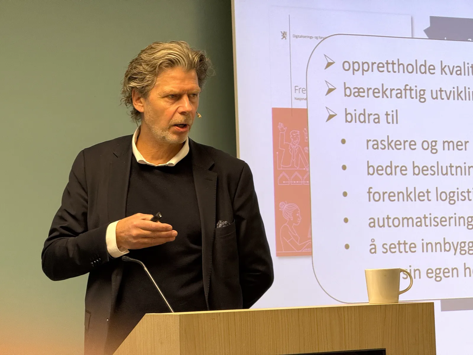 En mann som står på et podium