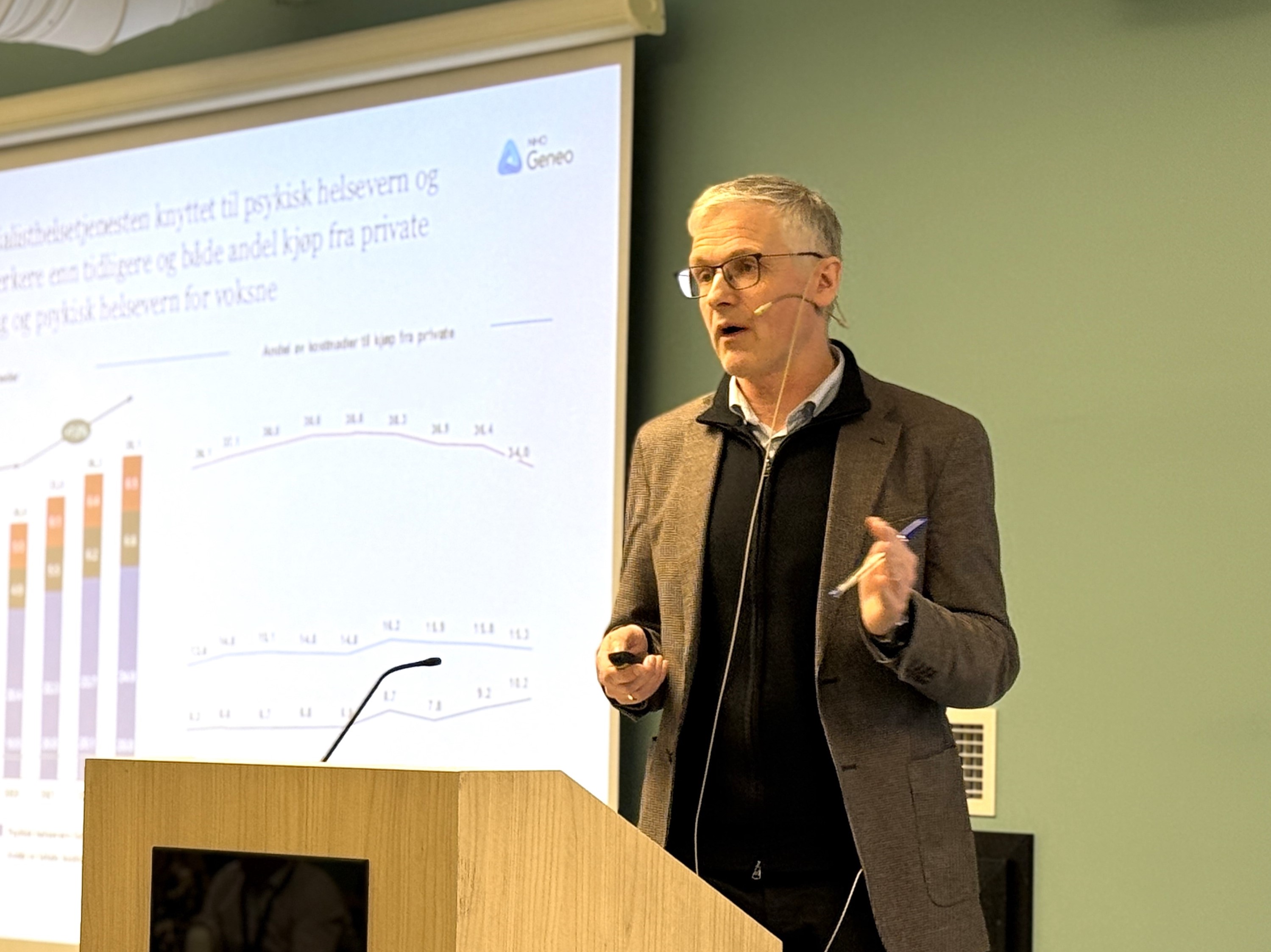 En mann som holder en presentasjon