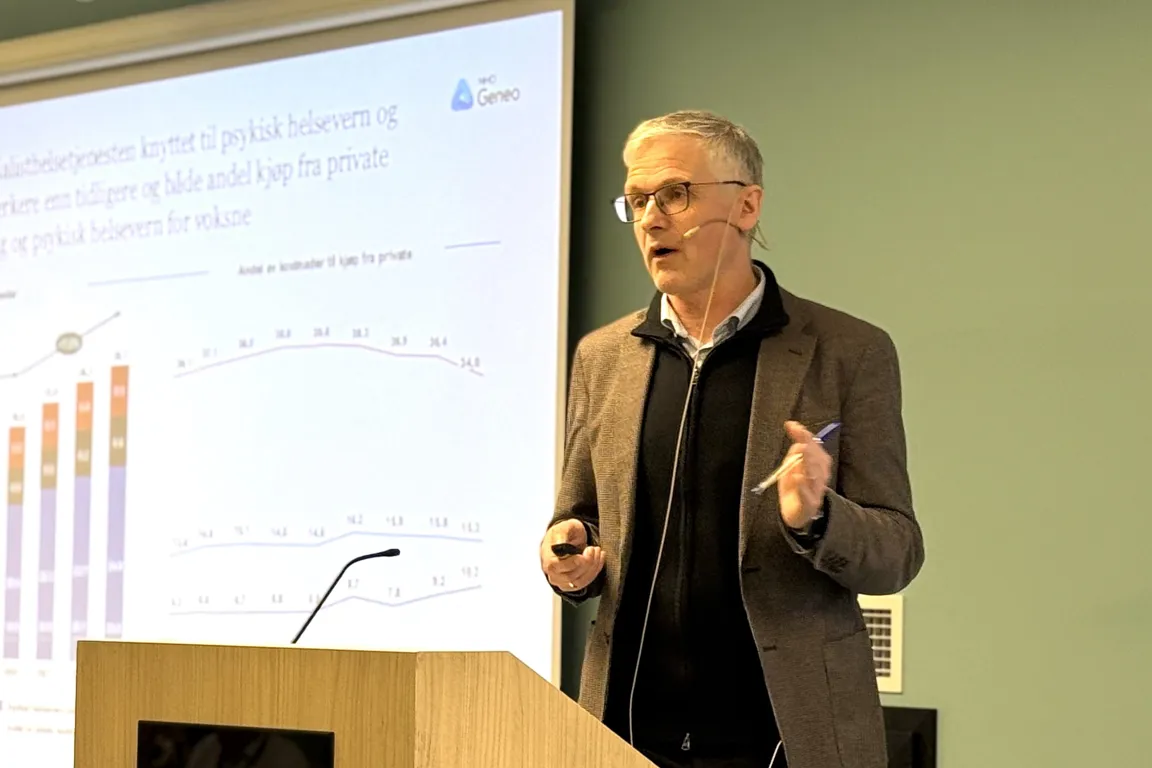 En mann som holder en presentasjon