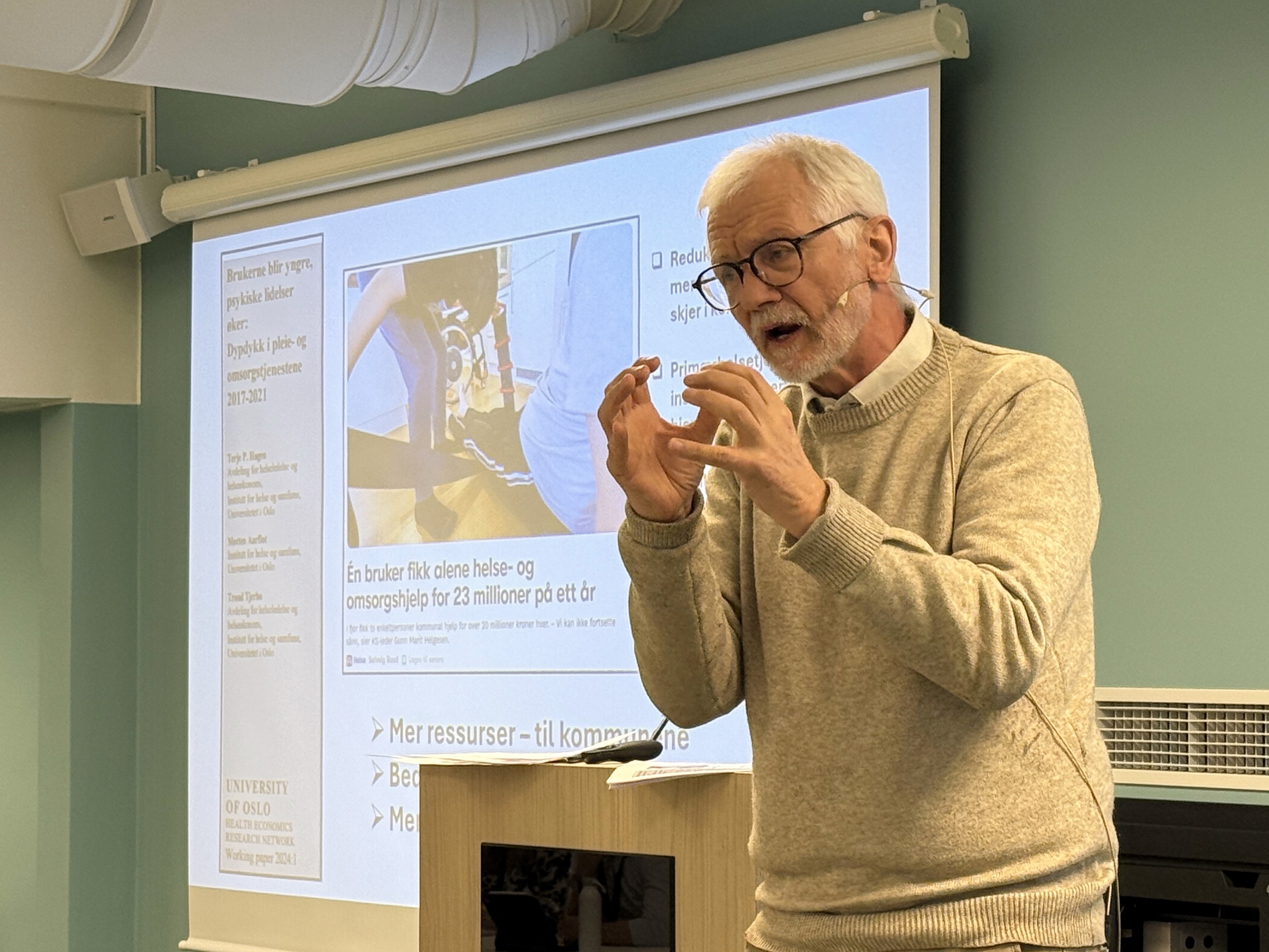 En person som peker på en skjerm