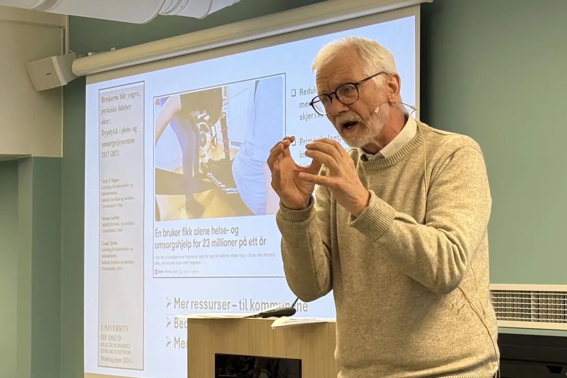 En person som peker på en skjerm