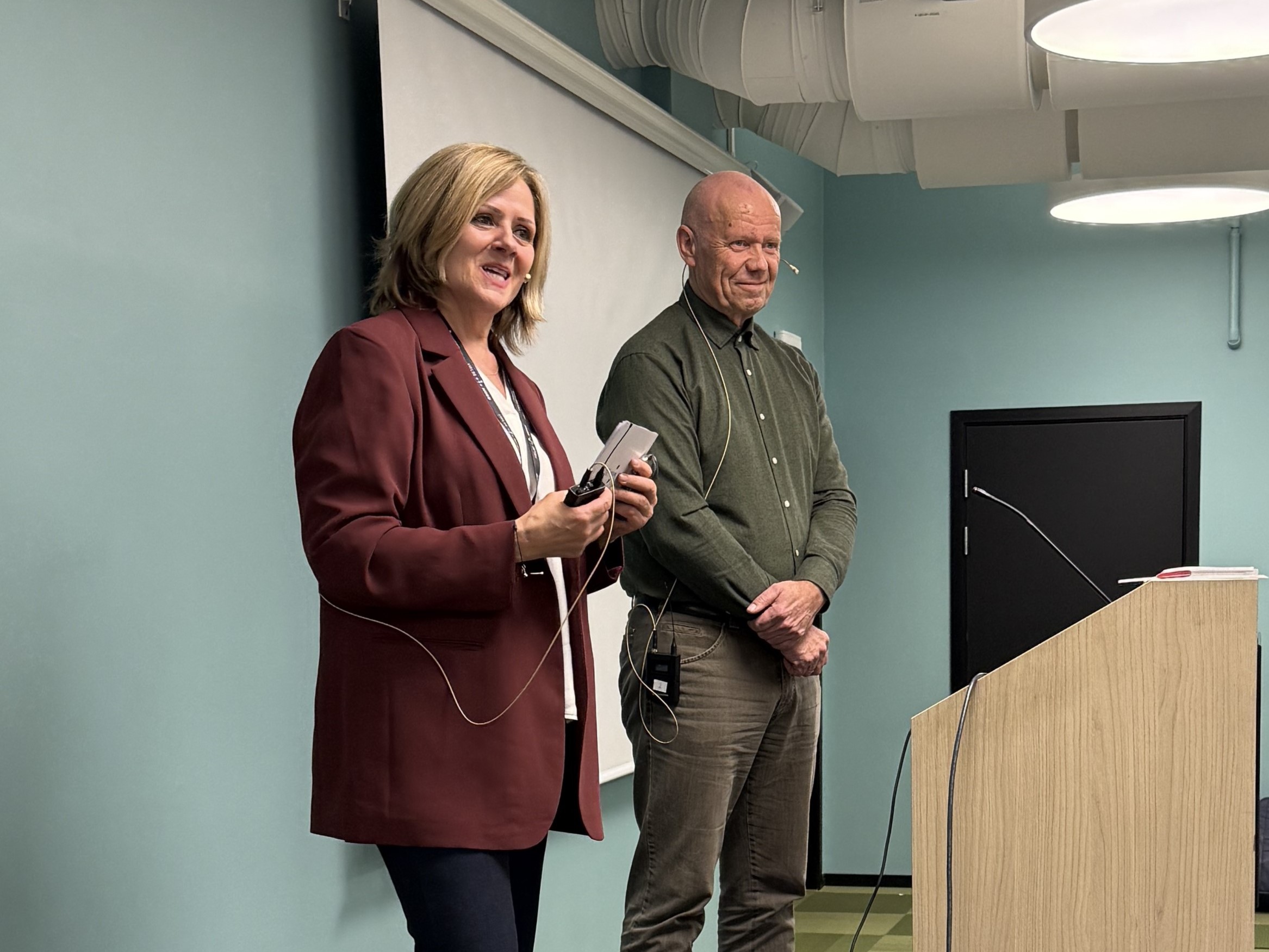 En mann og en kvinne som står i et rom