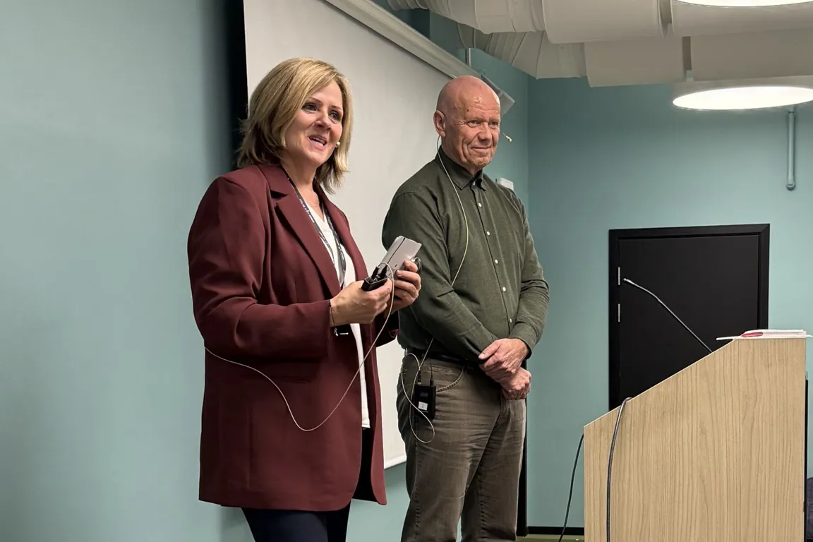 En mann og en kvinne som står i et rom