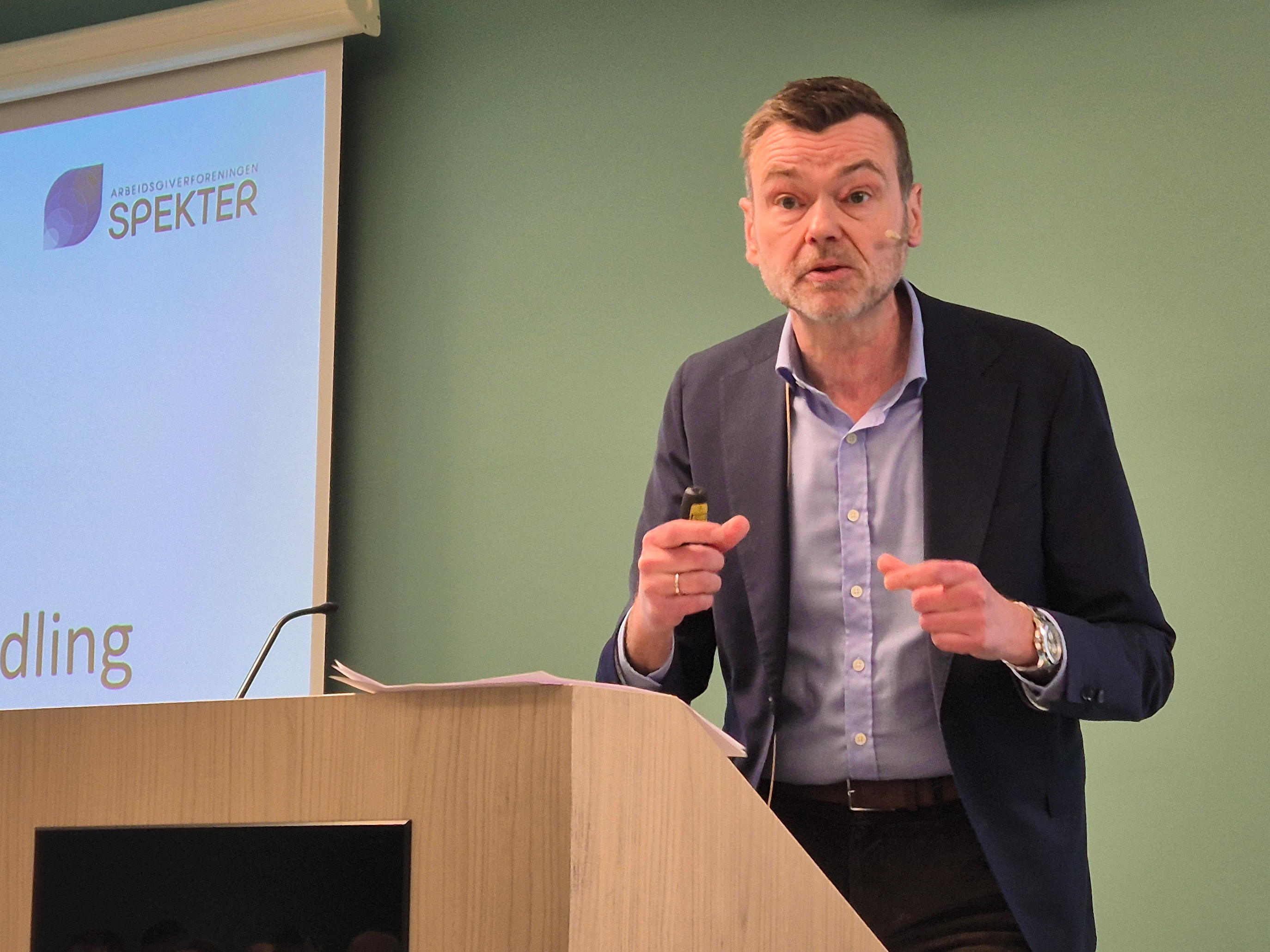 En mann som står på et podium