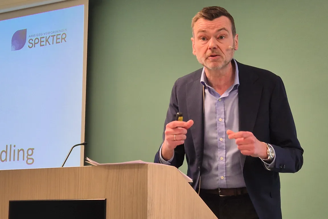 En mann som står på et podium