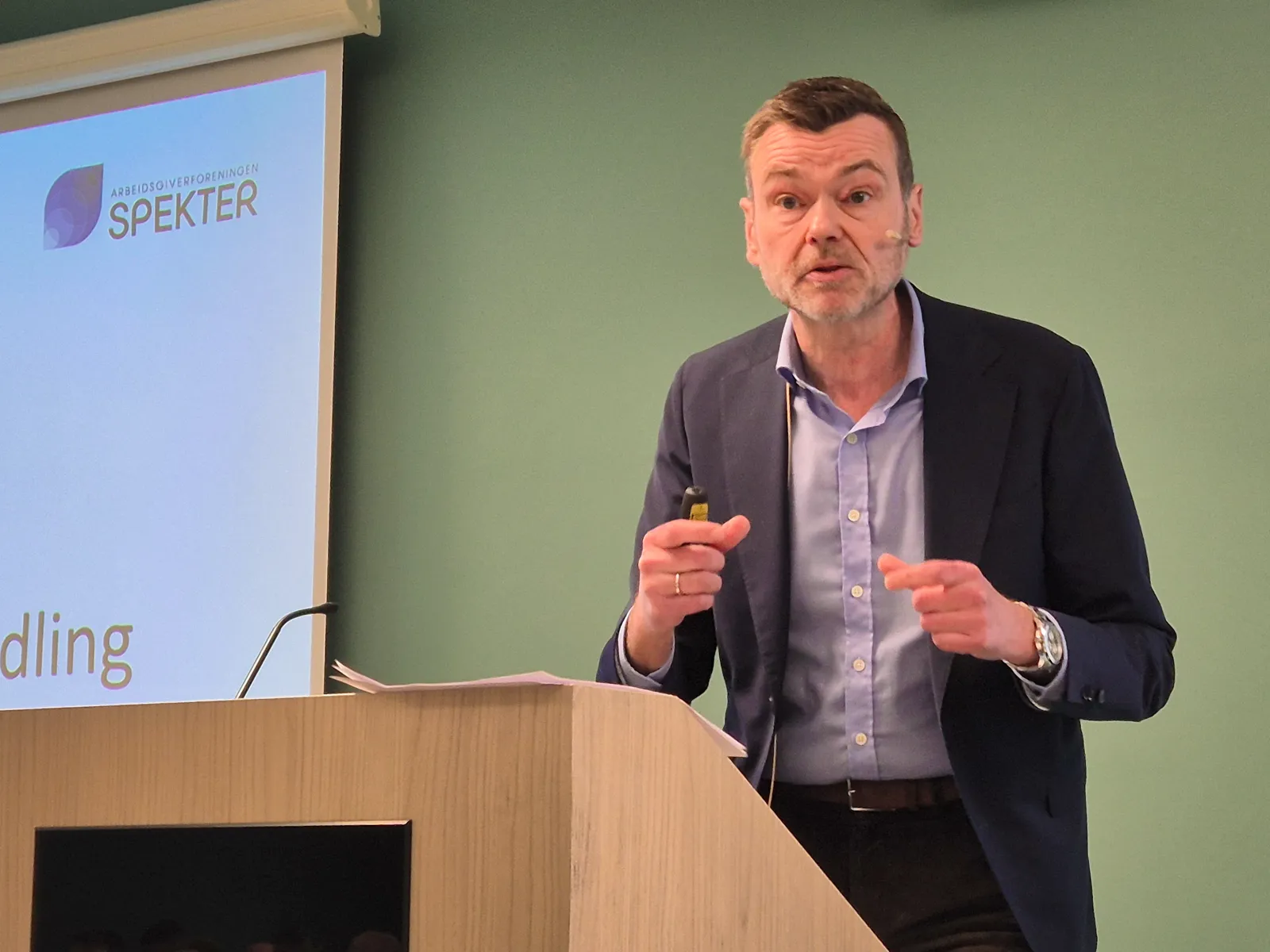 En mann som står på et podium