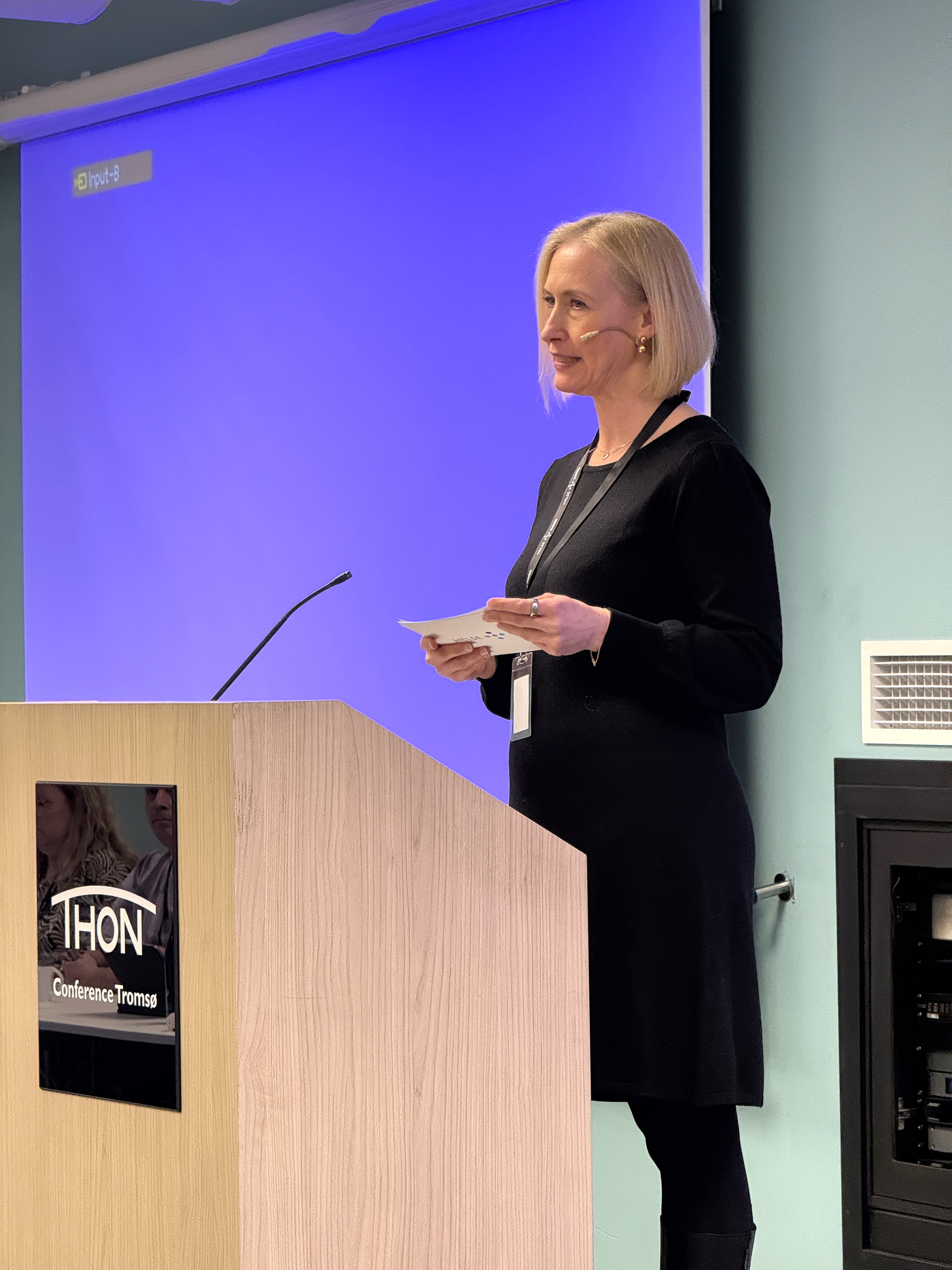 En person som står på et podium