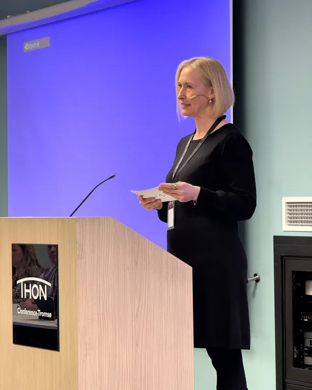 En person som står på et podium