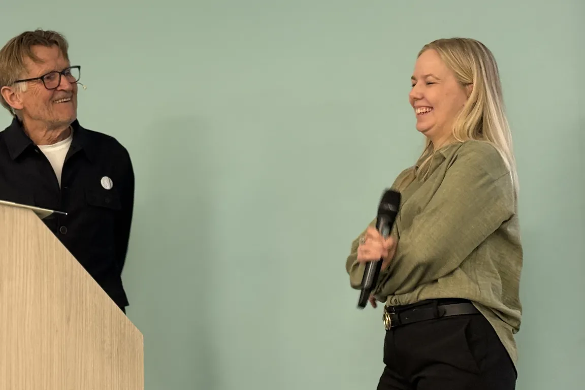 En mann og en kvinne som snakker