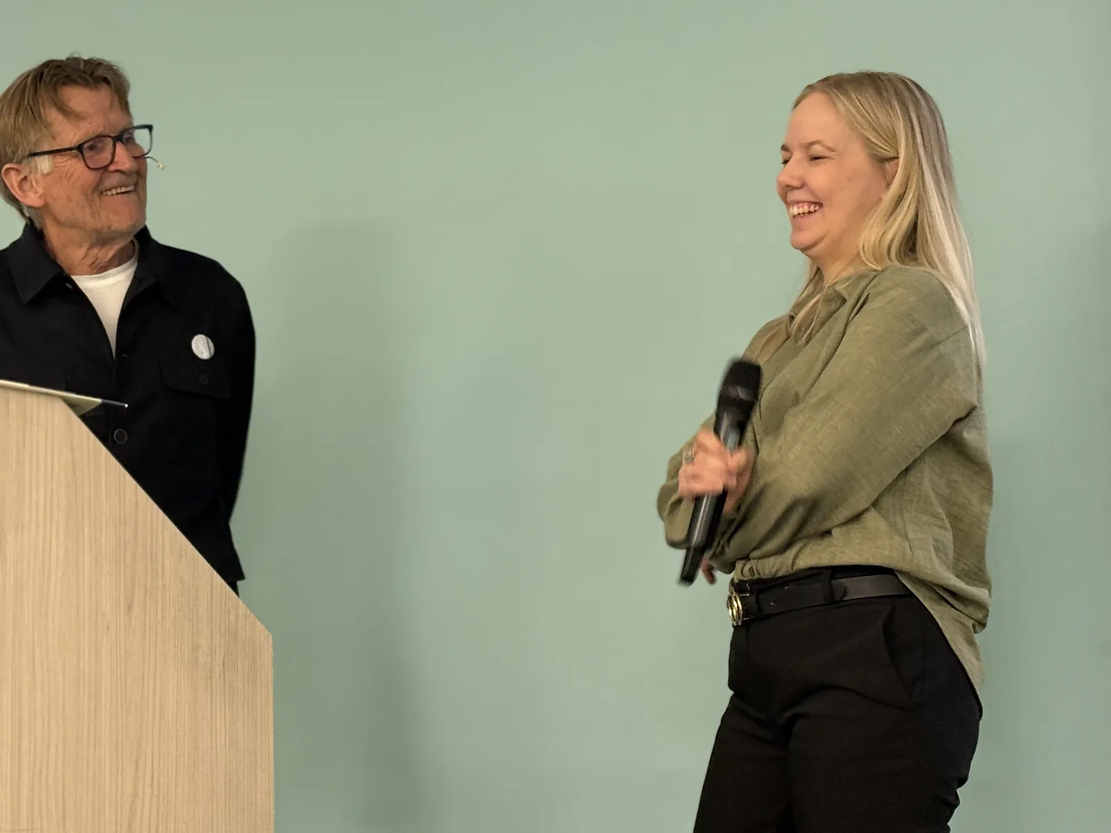 En mann og en kvinne som snakker