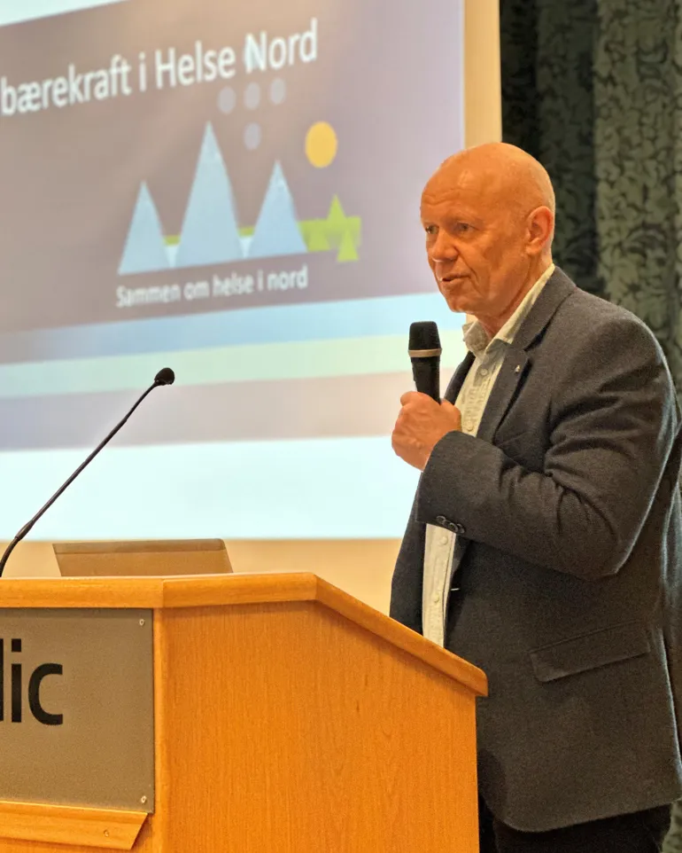 En mann som taler på et podium