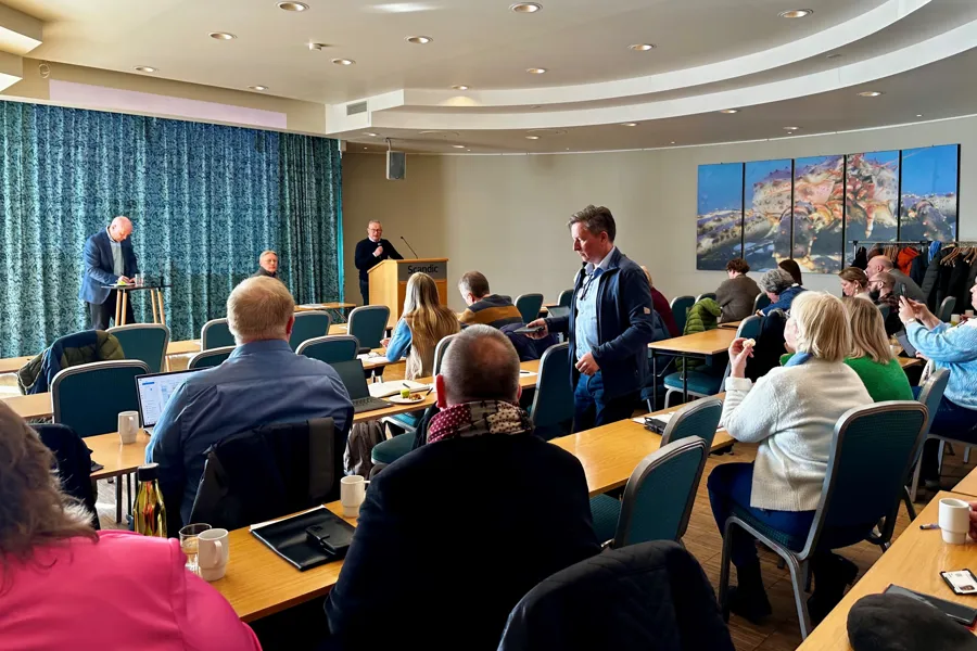 En gruppe personer i et møte