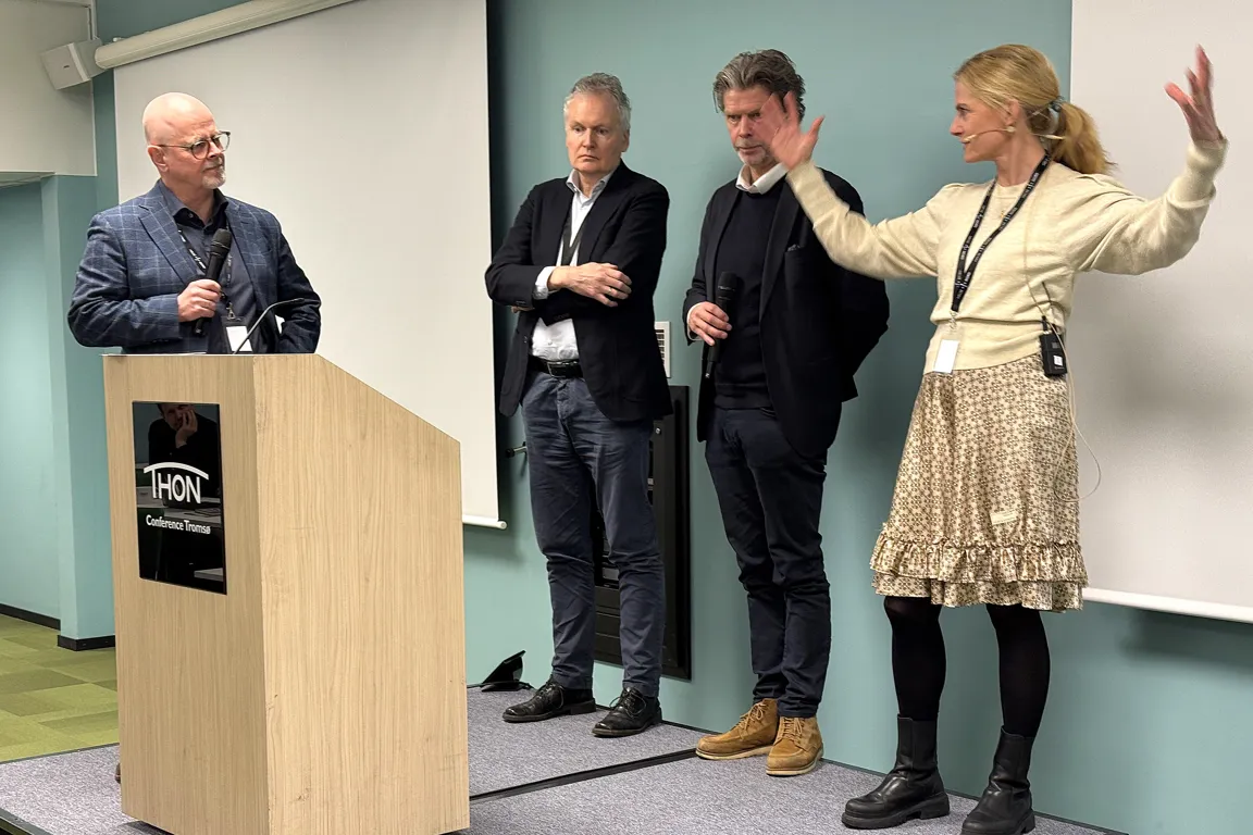 En gruppe mennesker som står rundt et podium