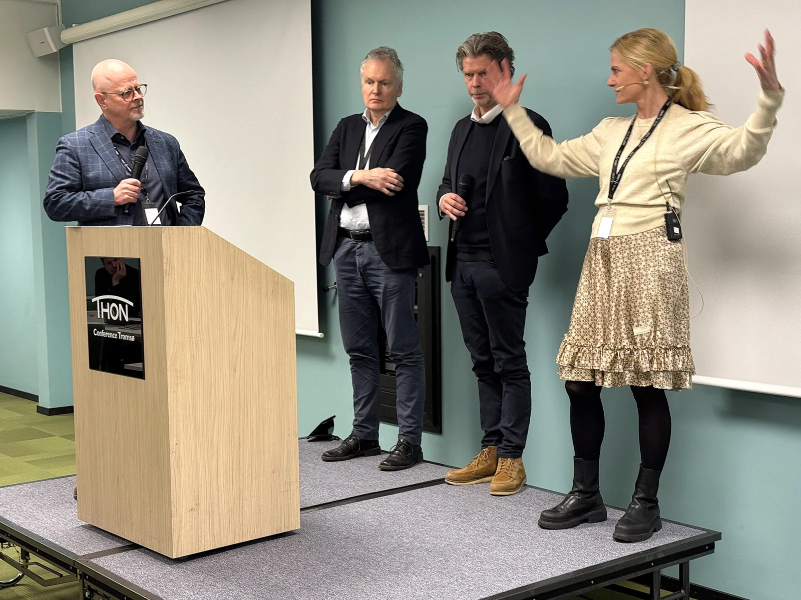 En gruppe mennesker som står rundt et podium