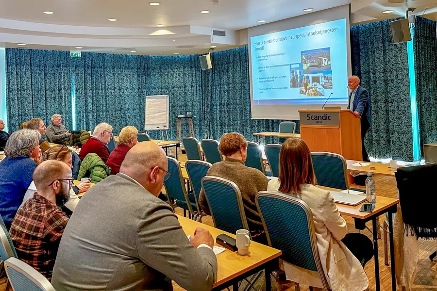 En person som holder en presentasjon for et publikum