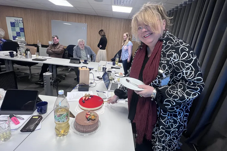 En person som holder en tallerken med kake