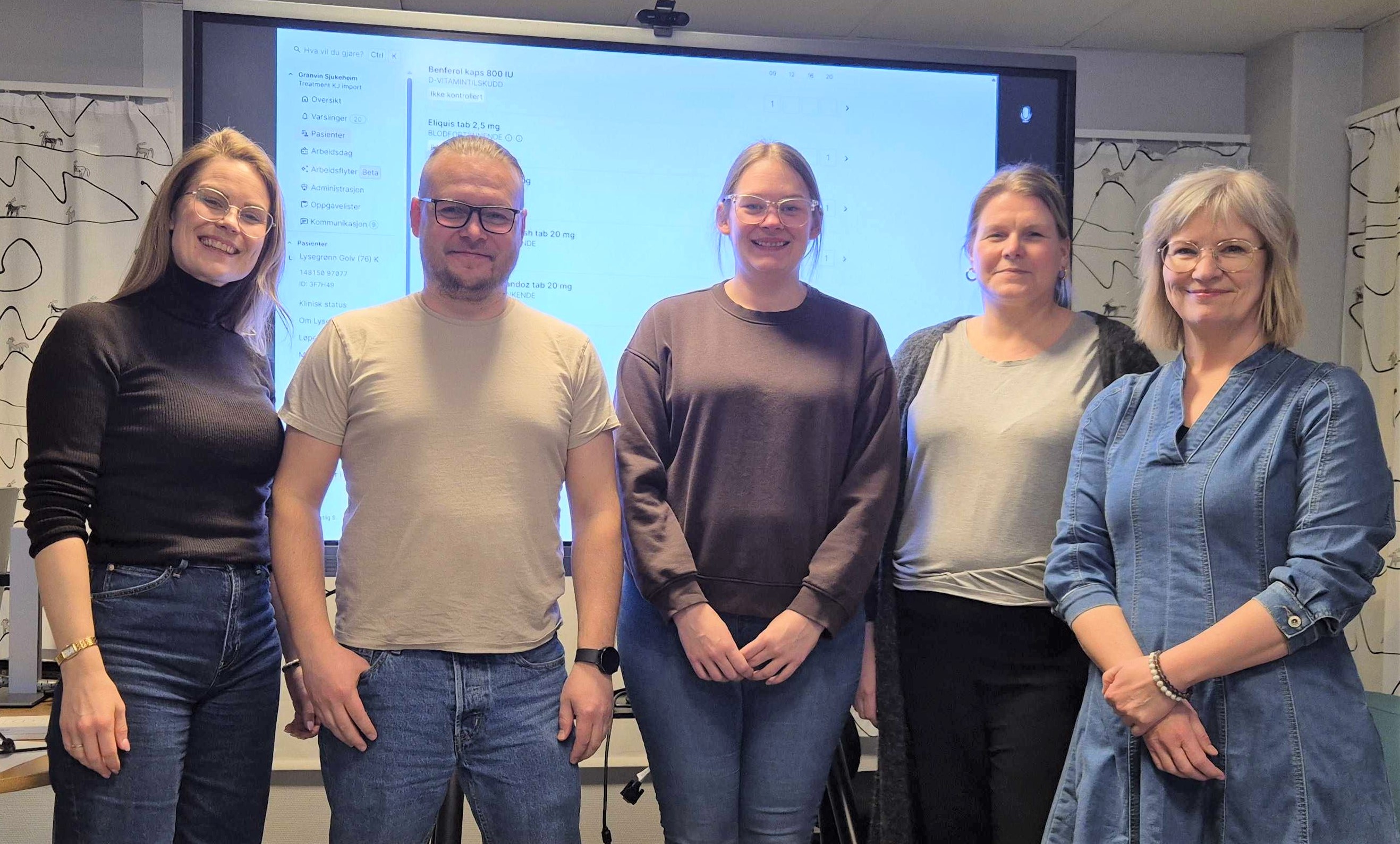 En gruppe mennesker som poserer for et bilde