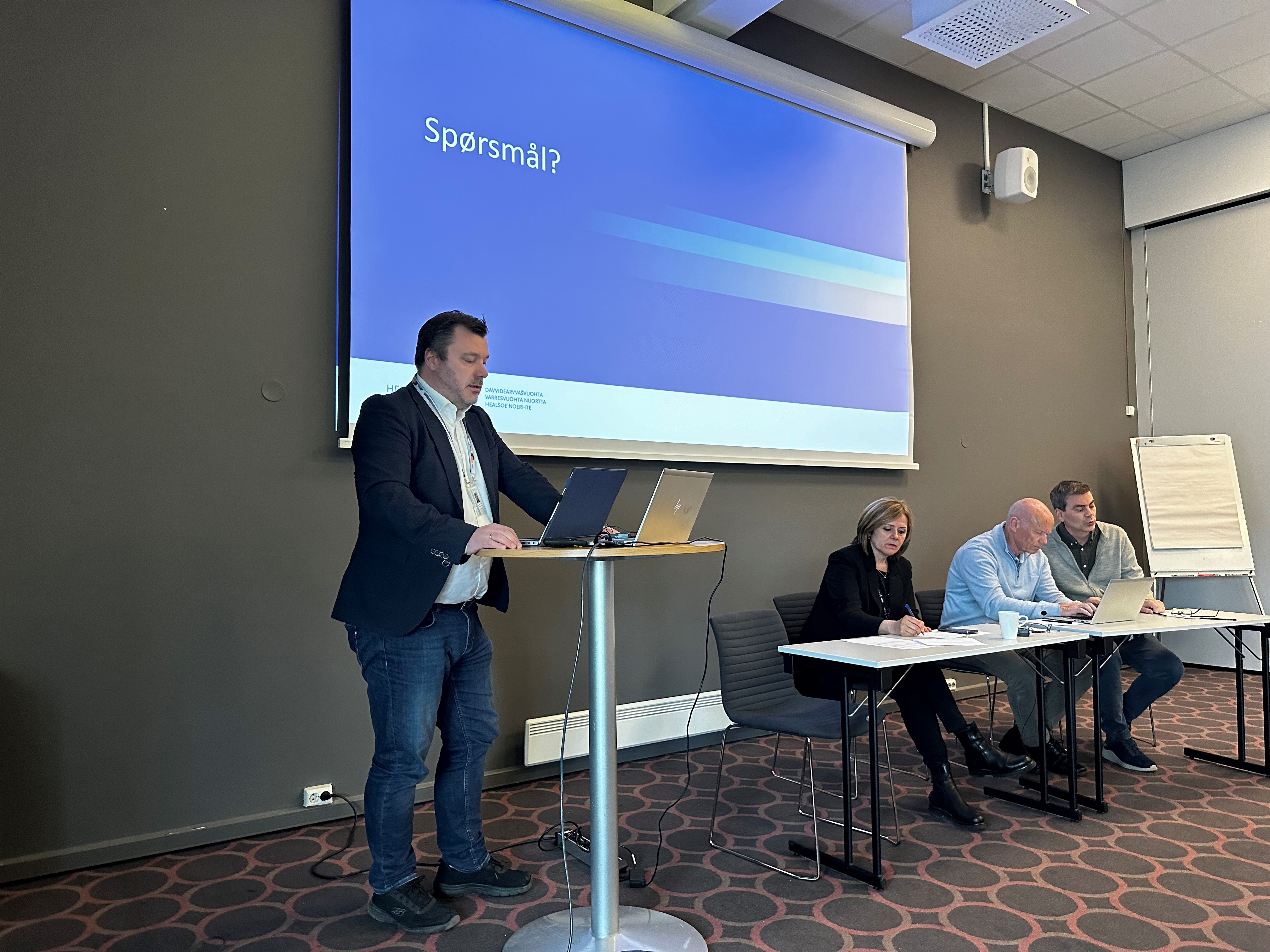 En person som holder en presentasjon