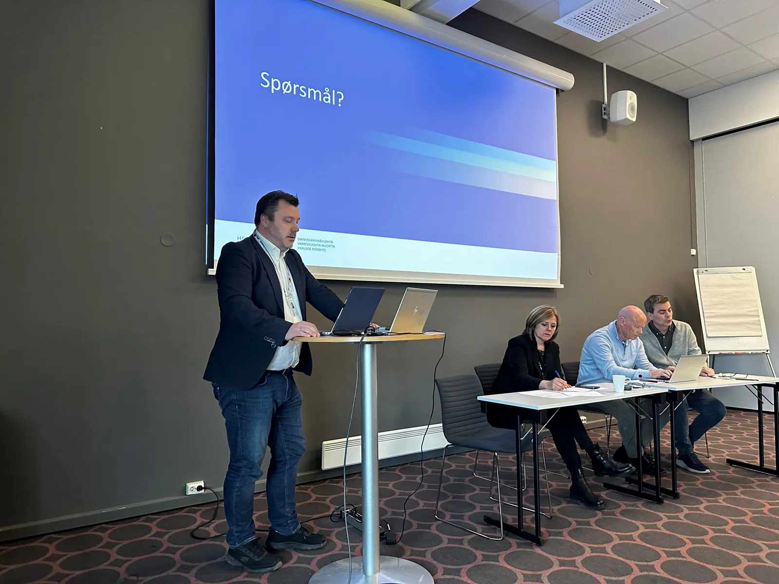 En person som holder en presentasjon