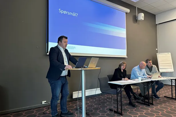 En person som holder en presentasjon