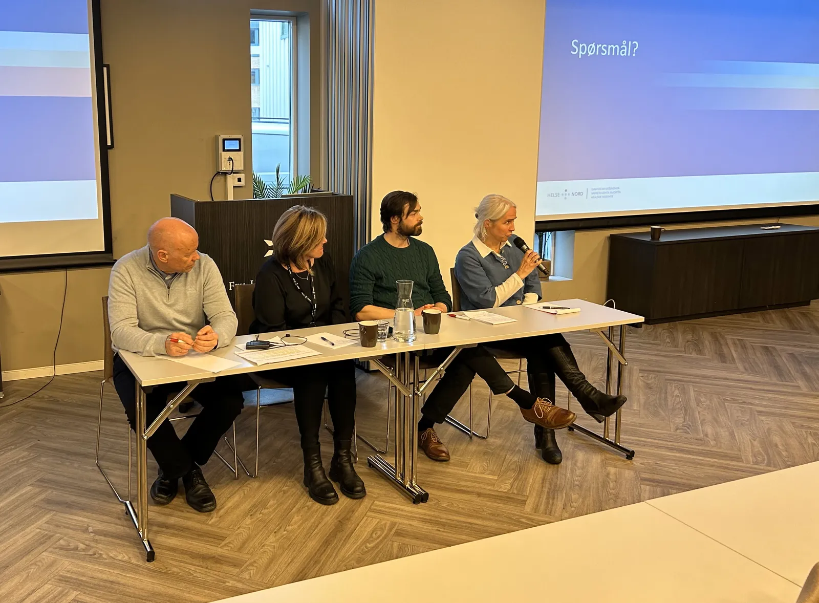 En gruppe mennesker som sitter rundt et bord