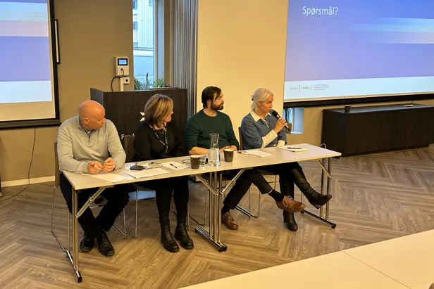 En gruppe mennesker som sitter rundt et bord