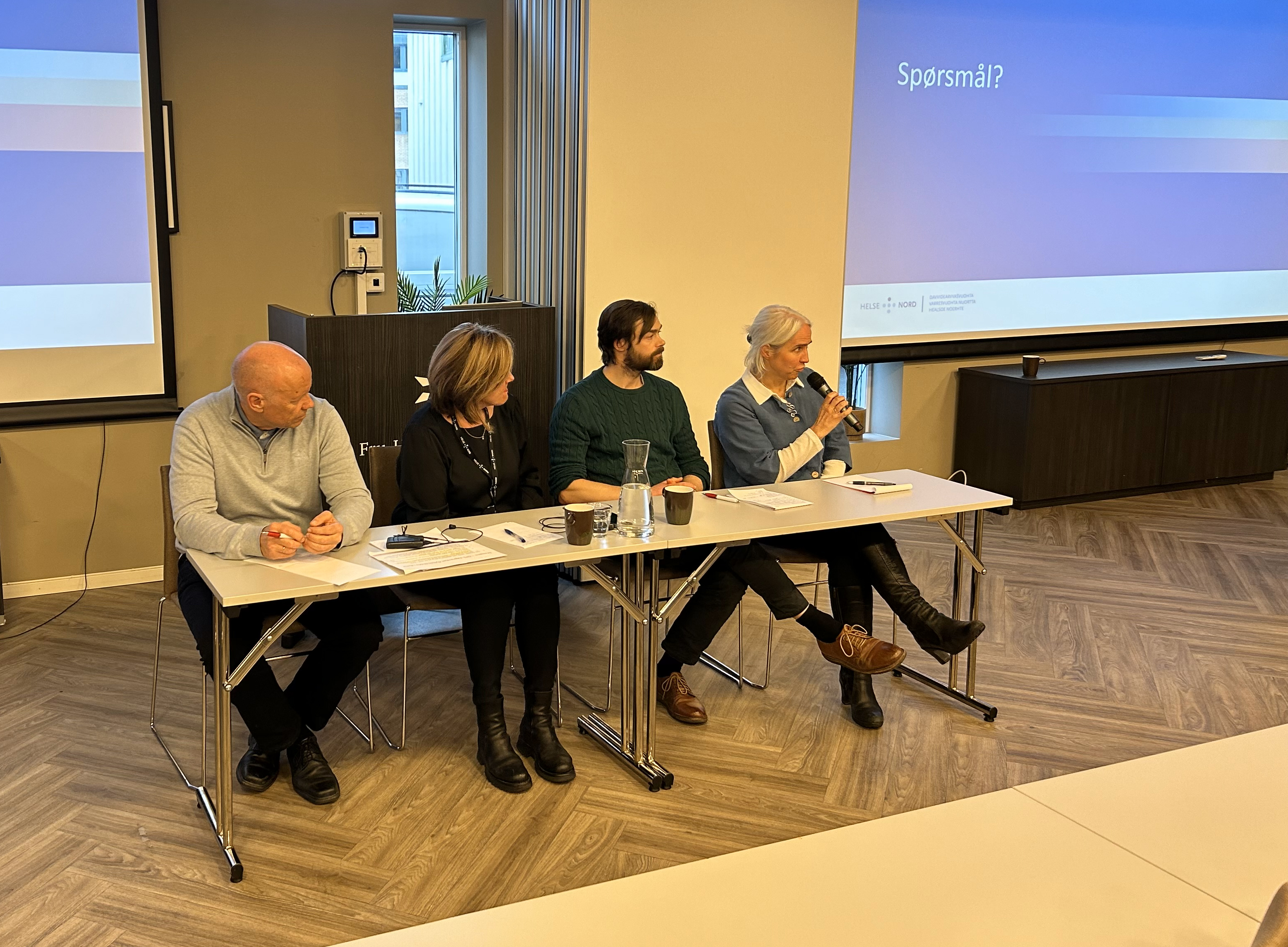 En gruppe mennesker som sitter rundt et bord