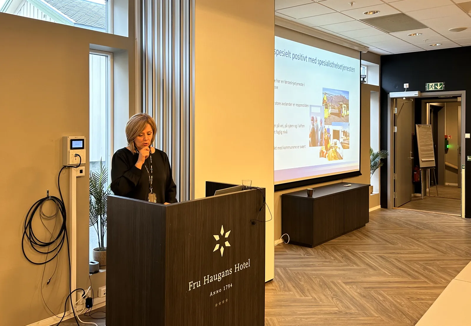 En person som står på et podium