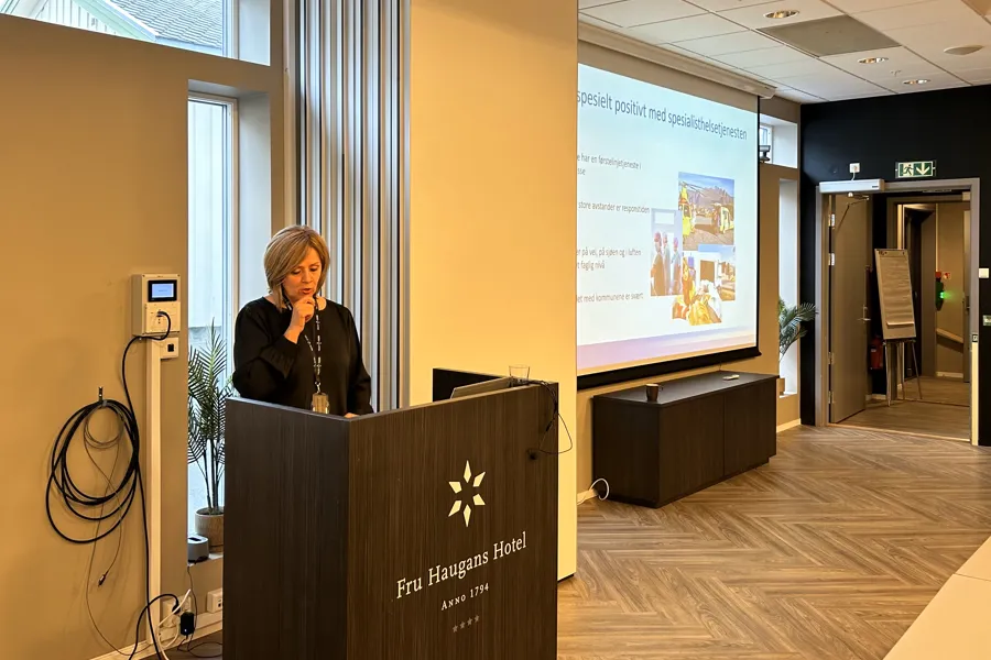 En person som står på et podium