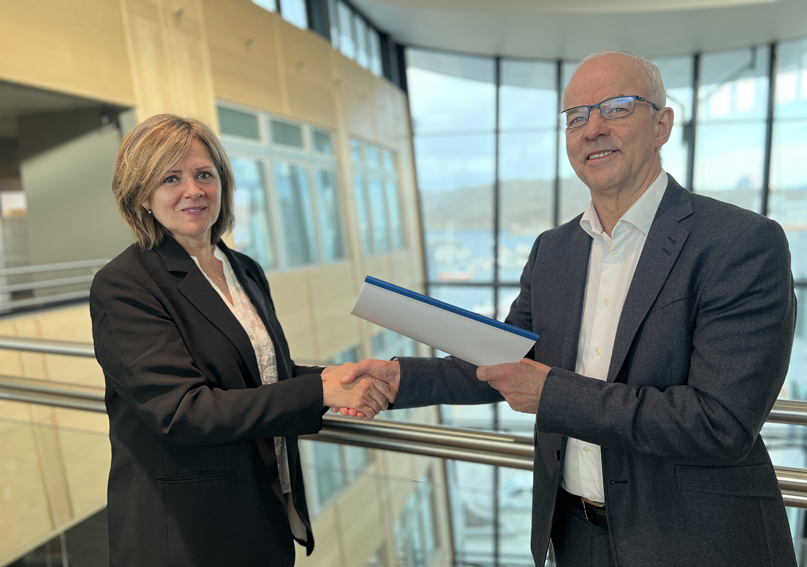 En mann og en kvinne som holder et stykke papir;